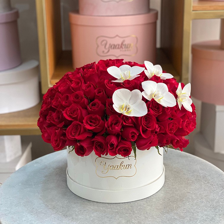 120 rosas en caja redonda con orquídeas esfera lindo amor