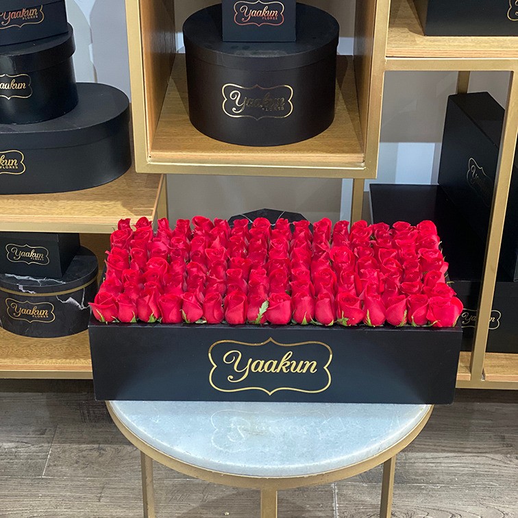 130 rosas rojas al ras en caja classy romance