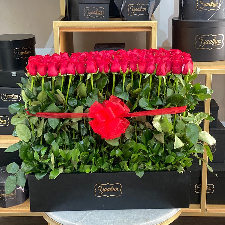 150 rosas rojas altas en caja jardín romántico