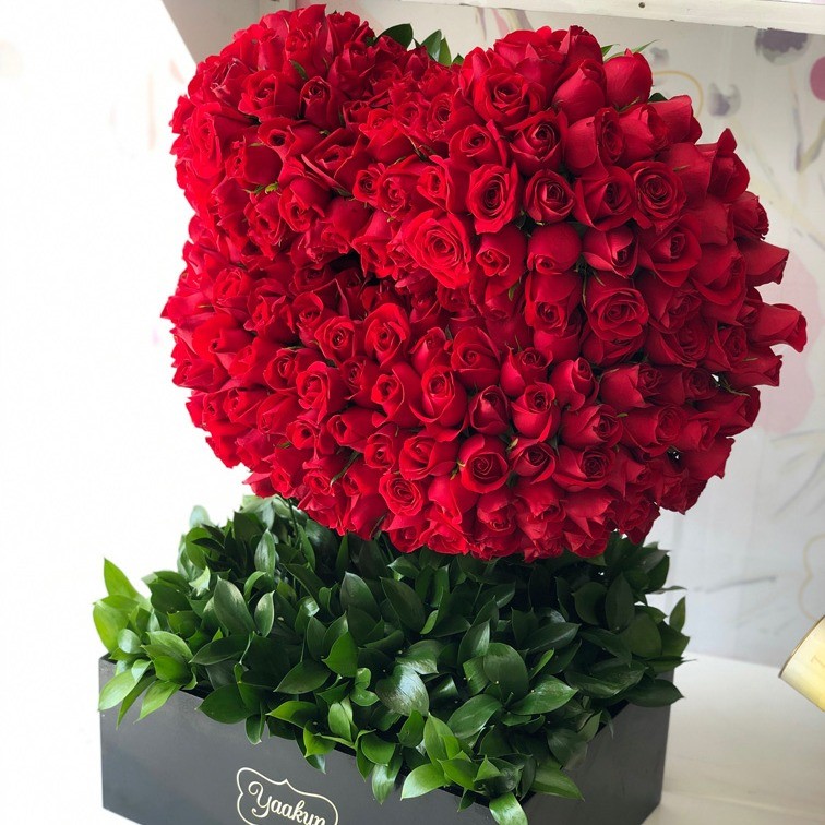 200 rosas rojas en escultura beso de corazón