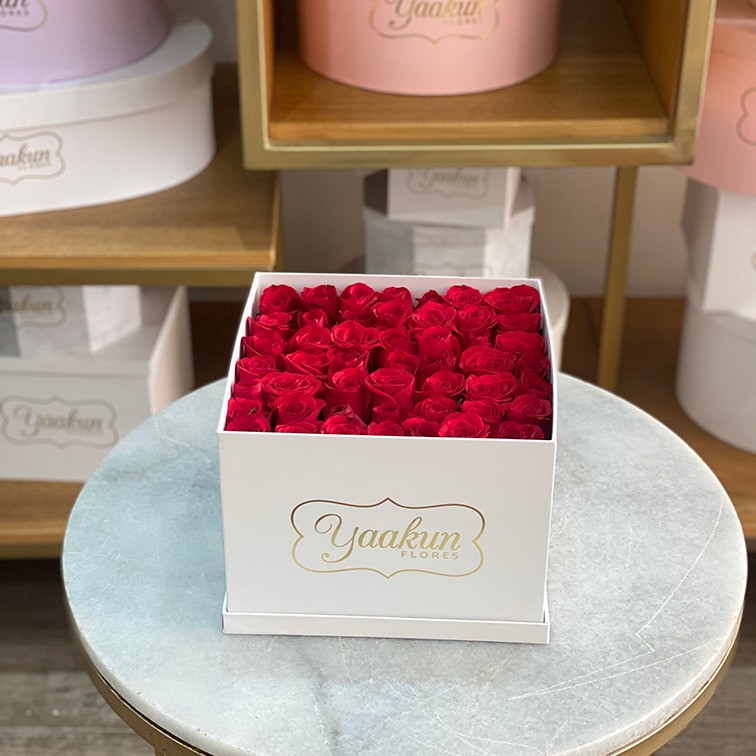 49 rosas rojas en caja blanca con tapa yaakun amor