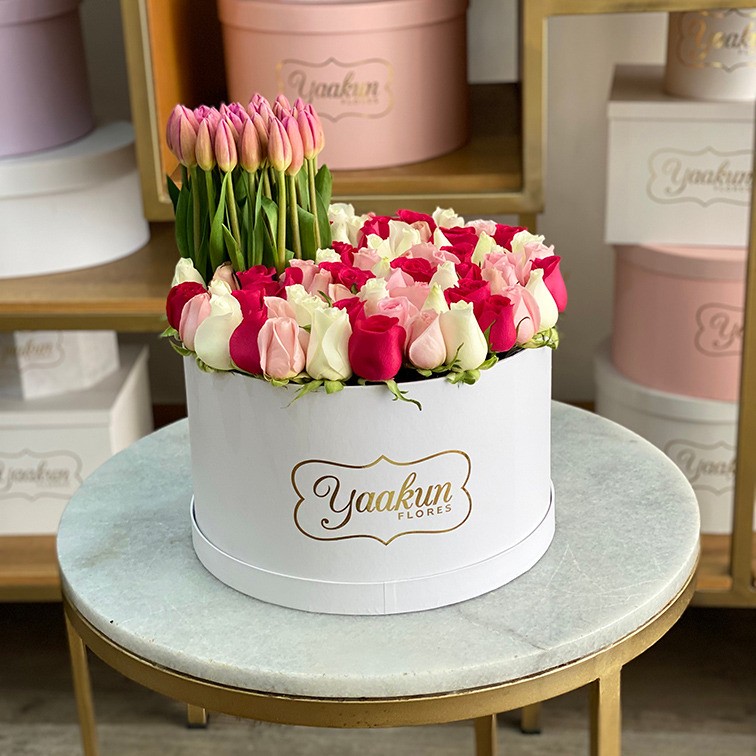 50 rosas & 30 tulipanes en caja redonda ilusión colores