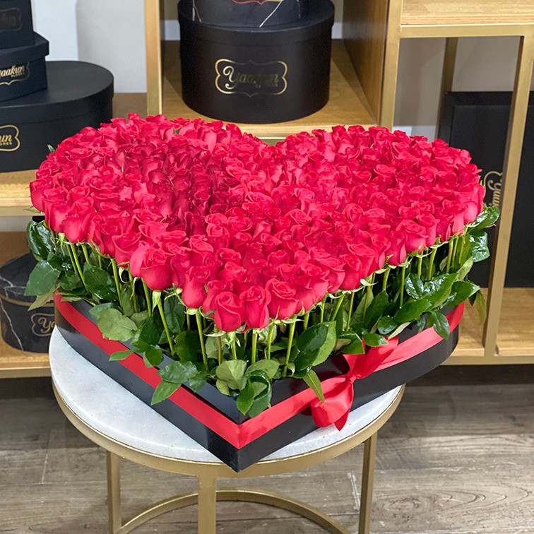 Caja negra corazon con 300 rosas amor jardin