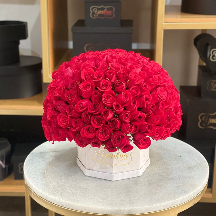 Caja octagonal blanca con 200 rosas rojas en esfera