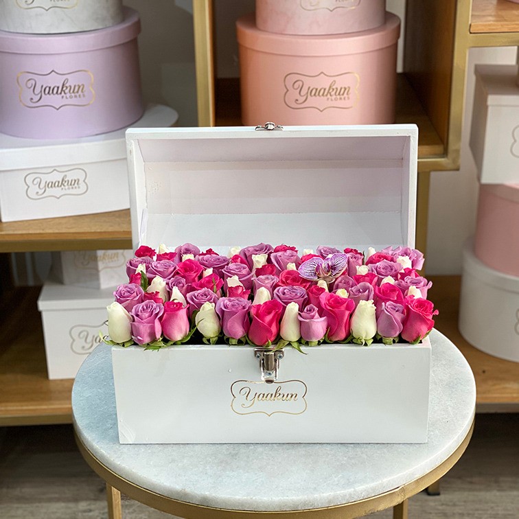 Cofre mediano blanco con 70 rosas & orquídea