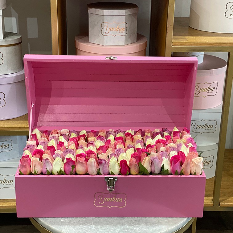 Cofre grande pink con 130 rosas botón salido colores pastel