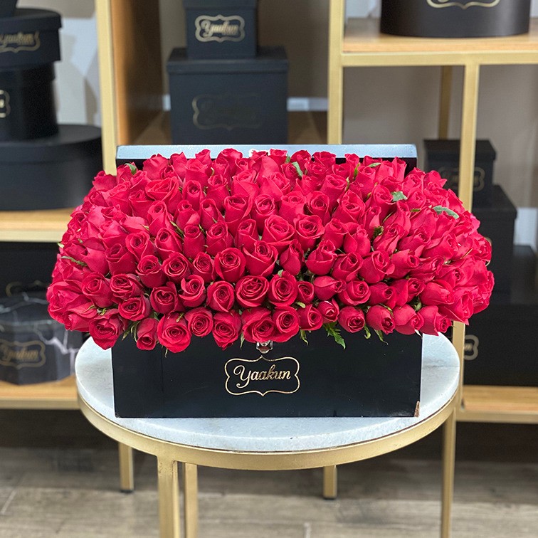 Cofre mediano negro con 160 rosas rojas