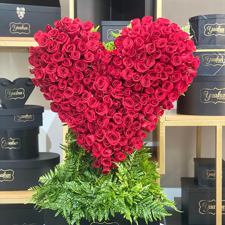 Corazón en escultura de 150 rosas en canasta corazón rojo