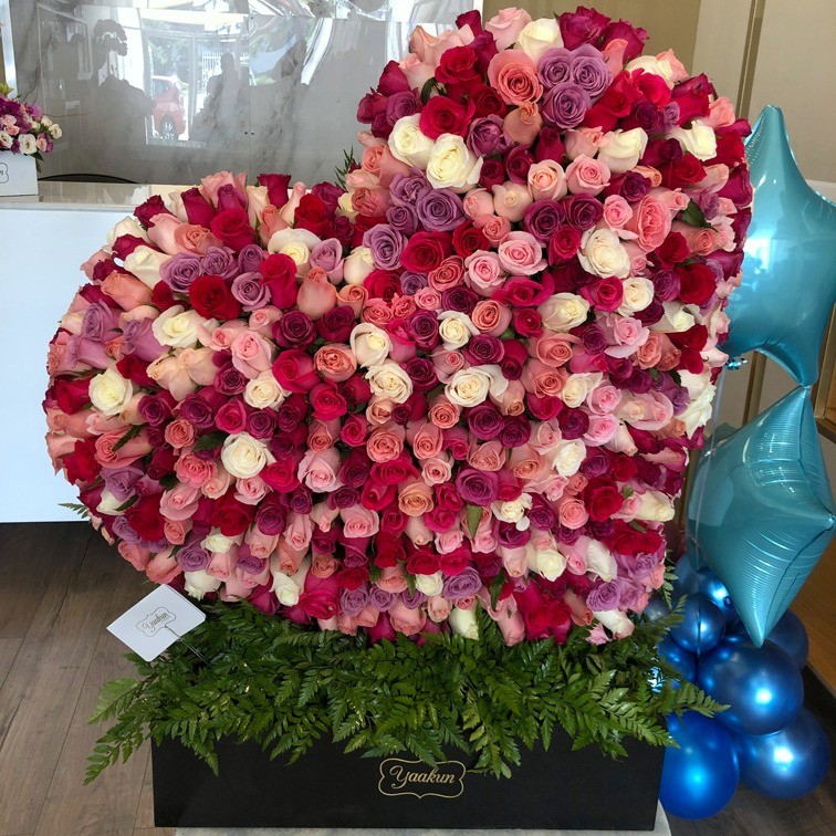 Corazón en escultura de 400 rosas en caja corazón inclinado tonos pasteles