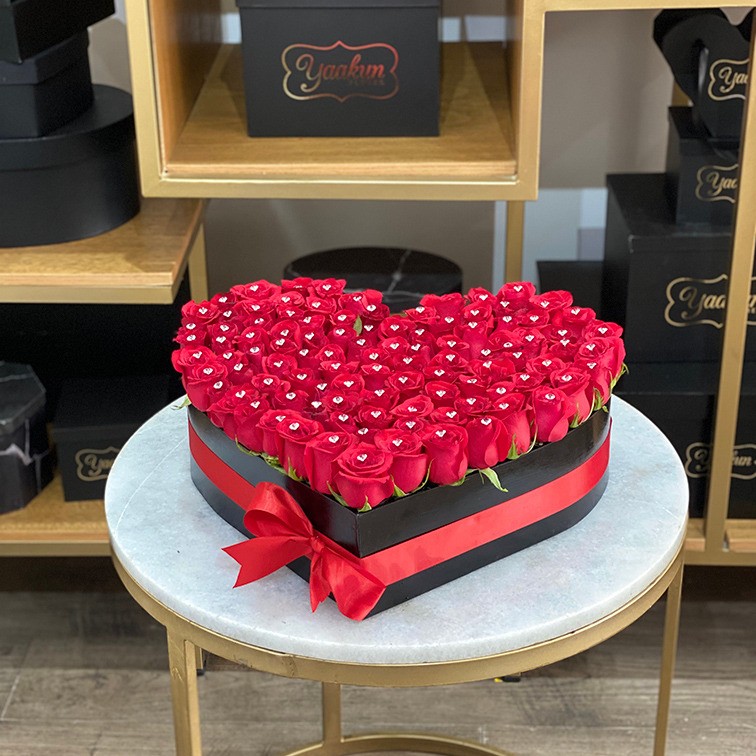 Corazón s/t destellos de 100 rosas rojas en caja negra