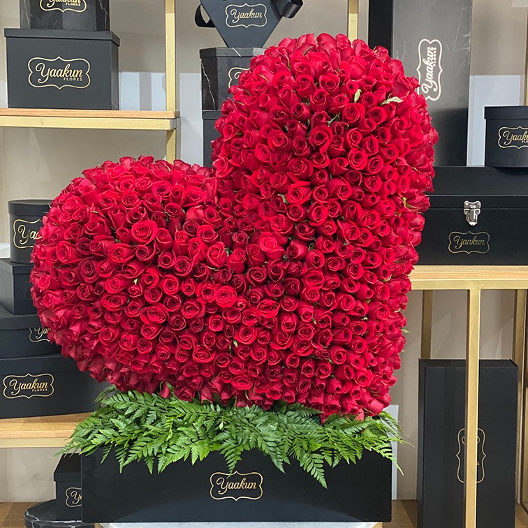 Corazón en escultura de 400 rosas corazón rojo inclinado