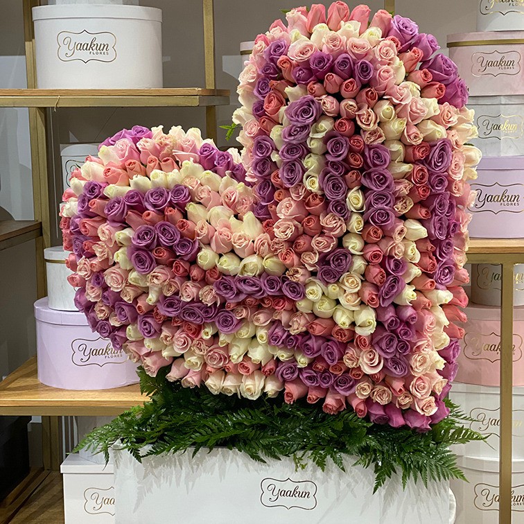 Corazón en escultura inclinado de 400 rosas tierno corazón