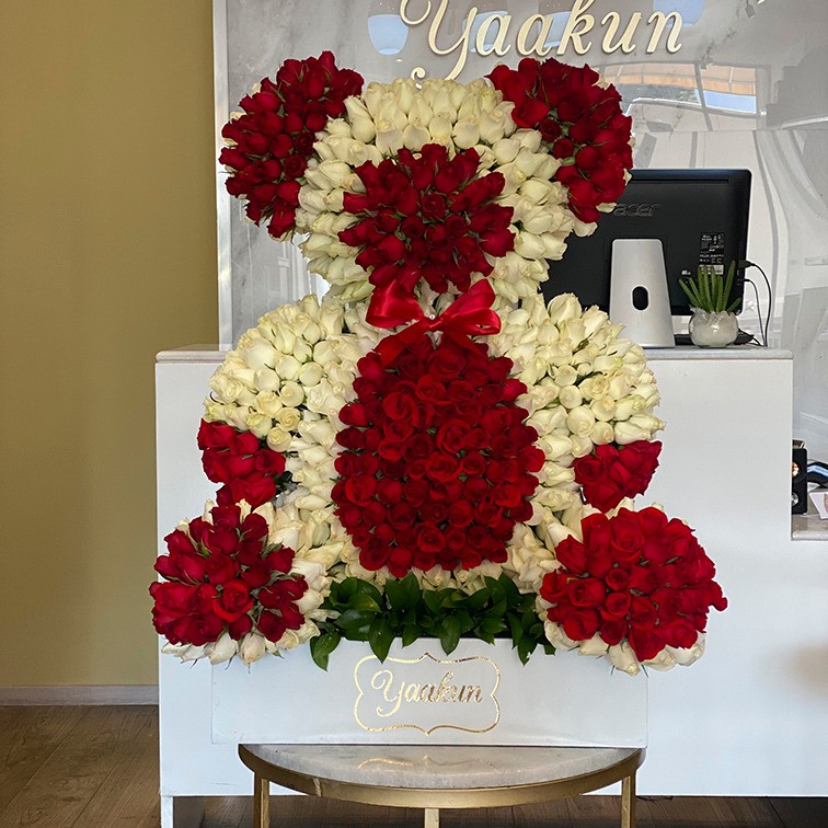 Escultura de oso 1000 rosas blancas & rojas con los brazos abajo caja blanca