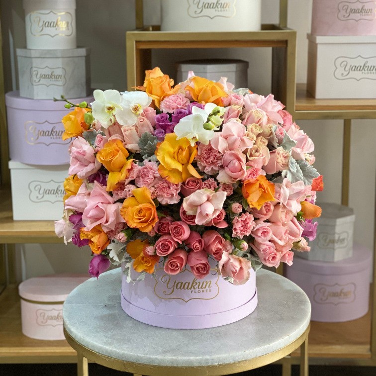 Esfera en caja lila con 200 rosas, cavel y orquideas