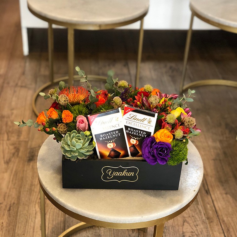 Flores & chocolates en caja mini yaakun dúo lindt