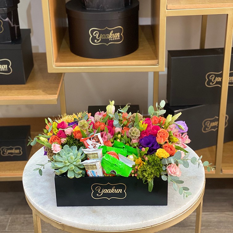 Flores & dulces en caja mini yaakun rico delice