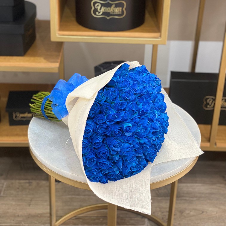 Maxi ramo de 100 rosas azules con yute