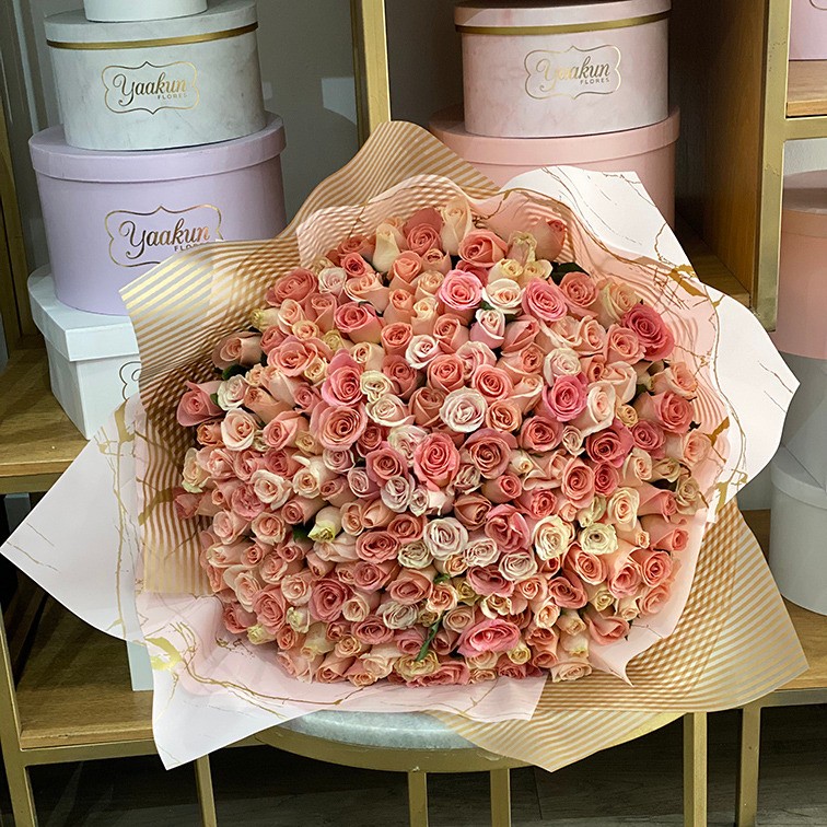Maxi ramo de 200 rosas tonos rositas pastel con papel coreano