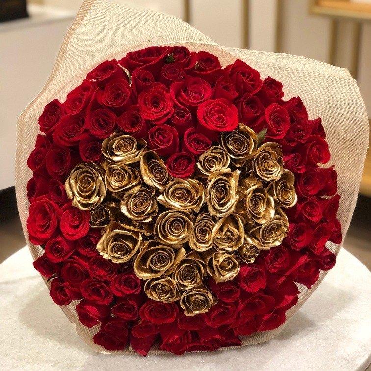 Ramo de 100 rosas corazón oro