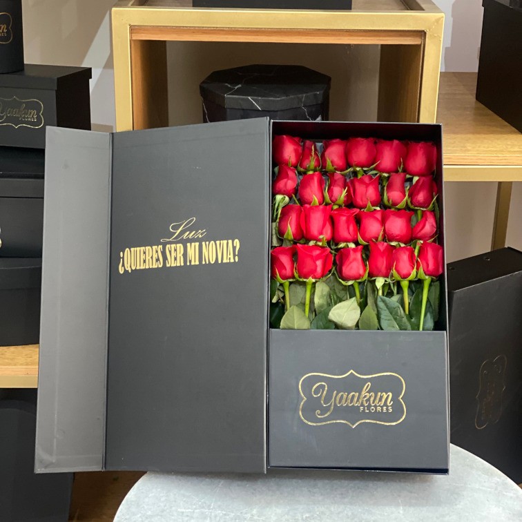 Ramo de 24 rosas rojas en caja yaakun exclusive