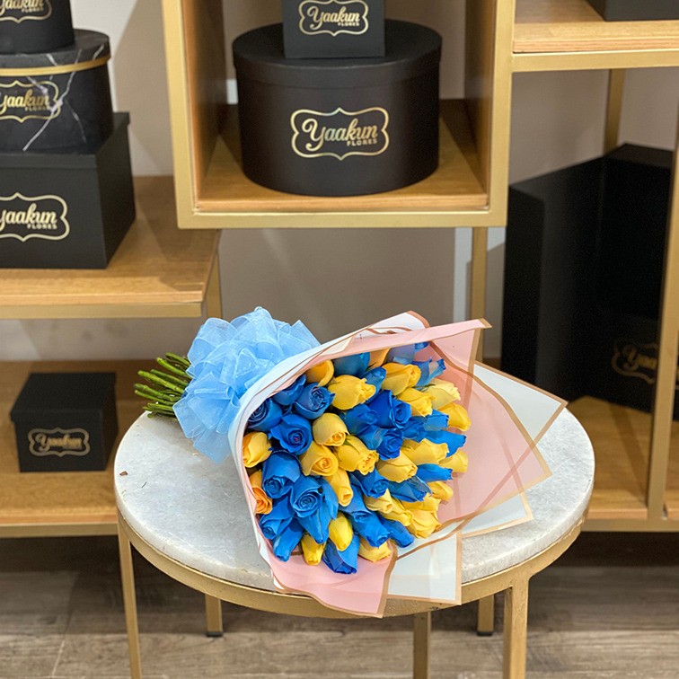 Ramo de 50 rosas azules y amarillas con papel coreano