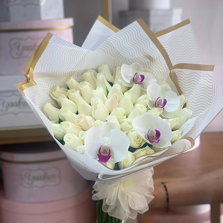 Ramo de 75 rosas blancas y 4 orquideas phalenosis con papel coreanos