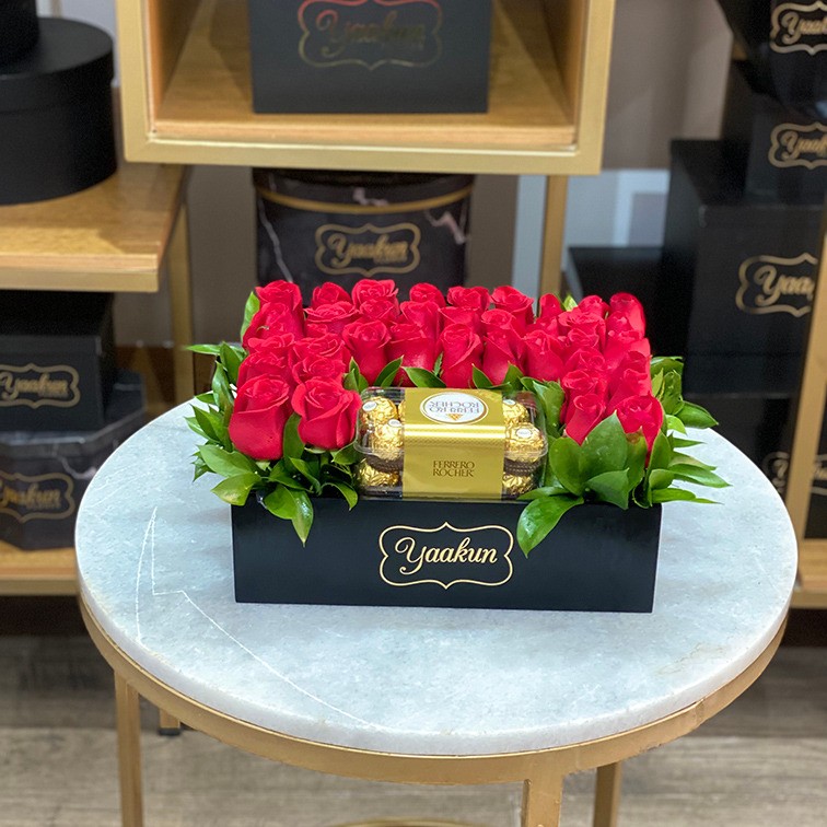 Rosas rojas & chocolates en caja negra mini yaakun ferrero