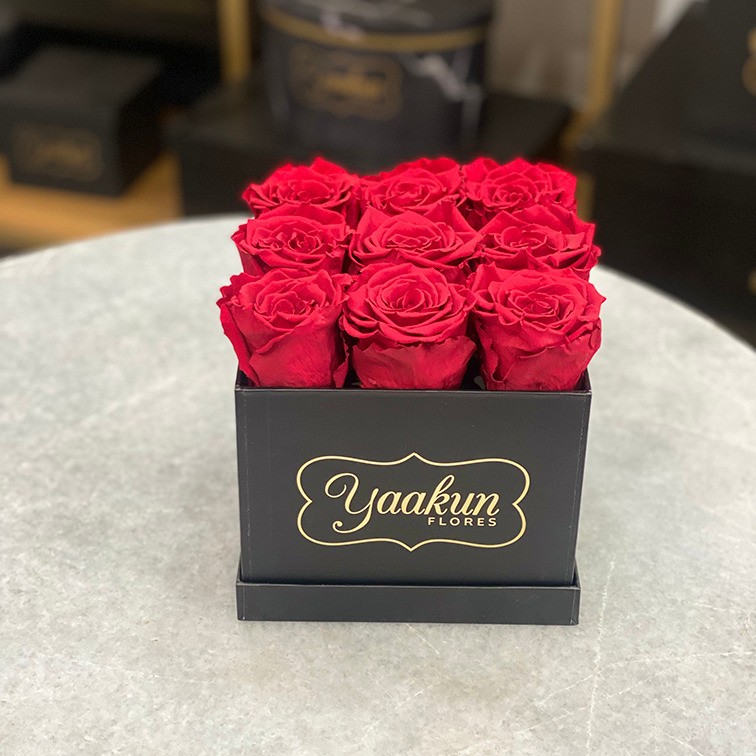 Rosas eternas en caja cuadrada negra chica rosas rojas