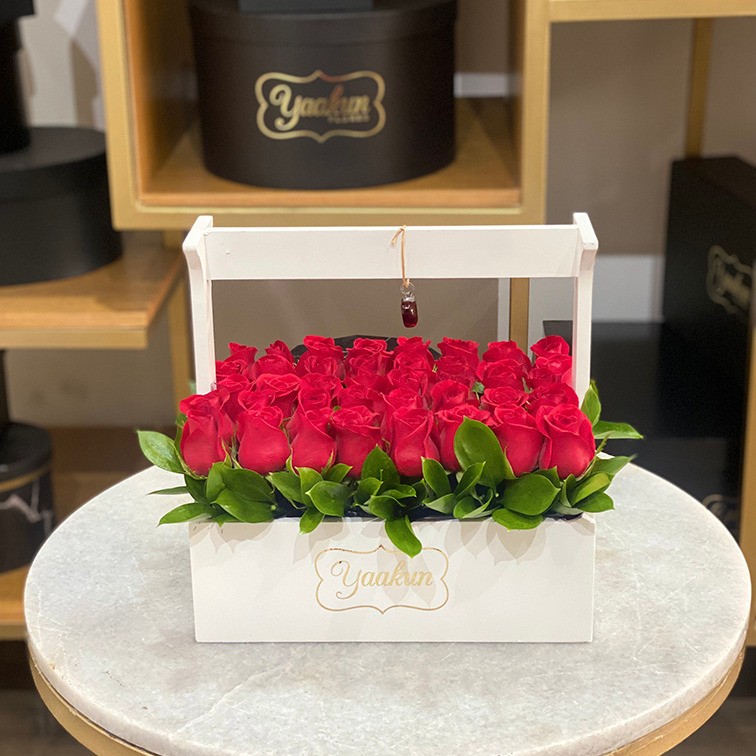 Rosas rojas en caja de tipo canasta jardinera yaakun amor