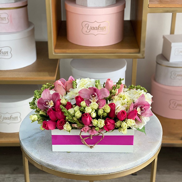 Rosas y orquídeas en caja mini yaakun flores finas