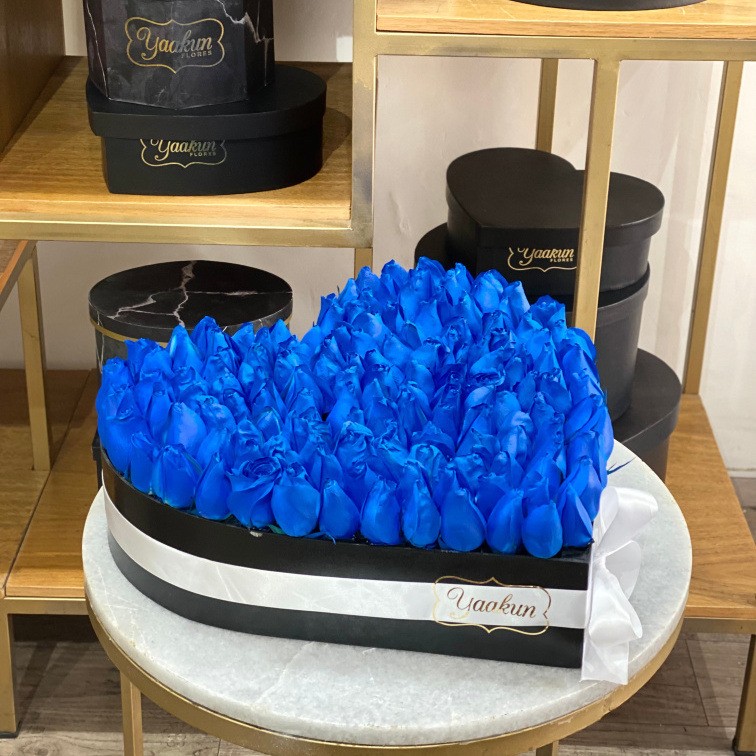 150 ROSAS EN CAJA CORAZÓN AMOR GRANDE AZUL