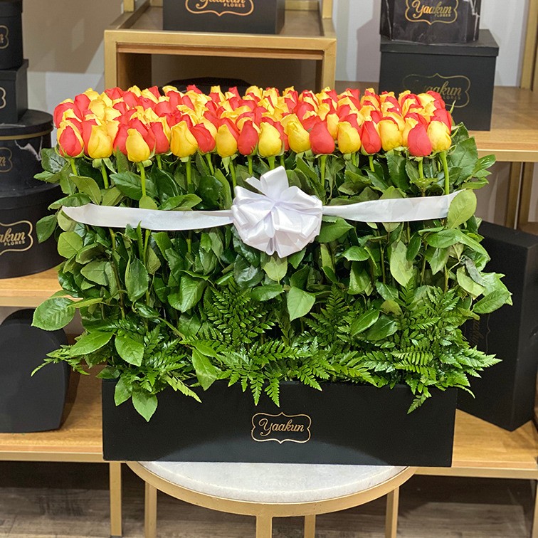 150 ROSAS NARANJA AMARILLO ALTAS EN CAJA JARDÍN ROMÁNTICO