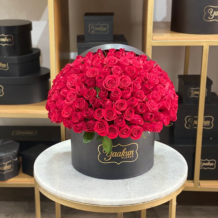 150 rosas rojas en caja redonda negra