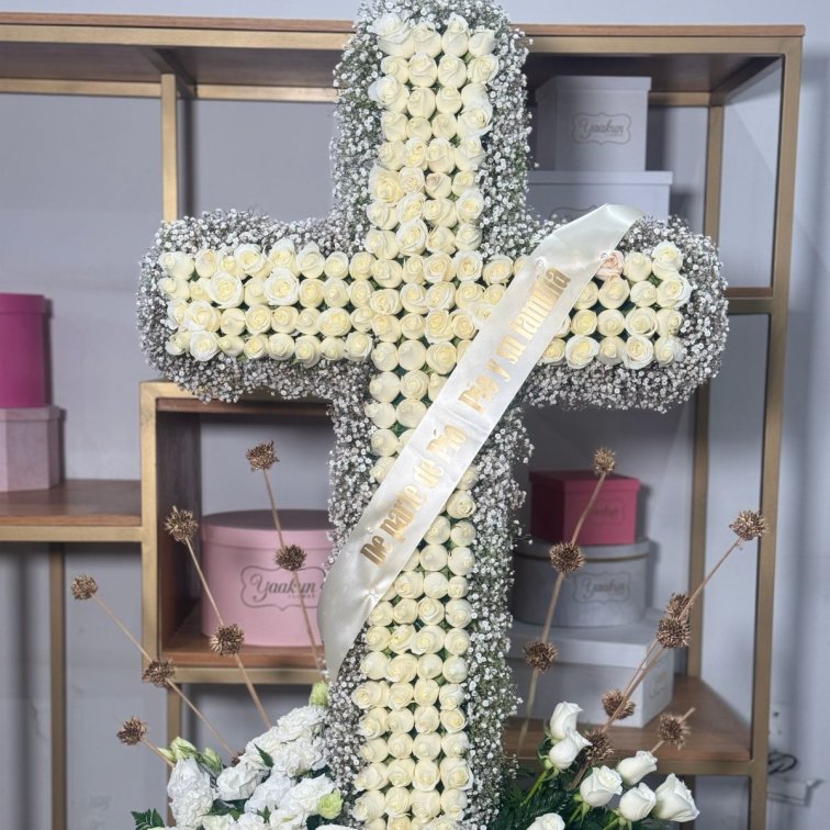 200 ROSAS BLANCAS EN FORMA DE CRUZ CON CONTORNO DE GYPSO EN CAJA BLANCA CON JARDÍN