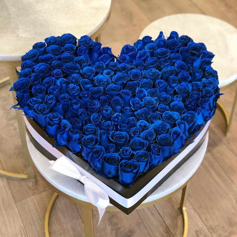 150 rosas en caja corazón amor grande azul | Yaakun Flores