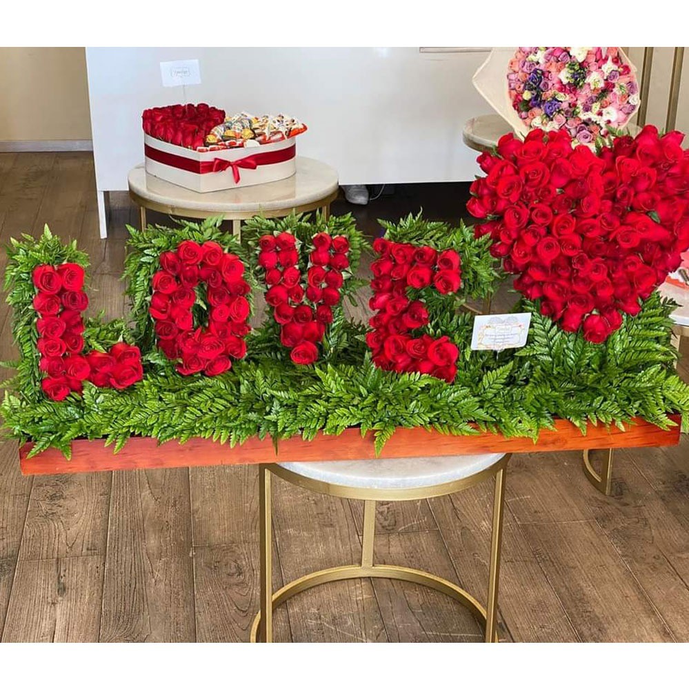 Arreglo de rosas en escultura love