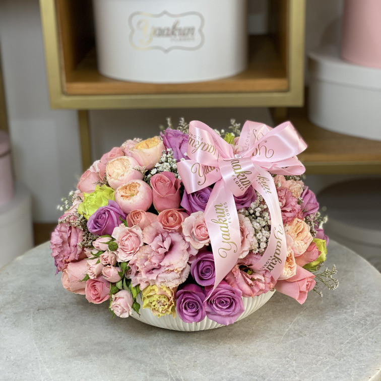 Base blanca redonda de concreto con 36 rosas rositas, baby rose, lisianthus, caspia blanca y follaje