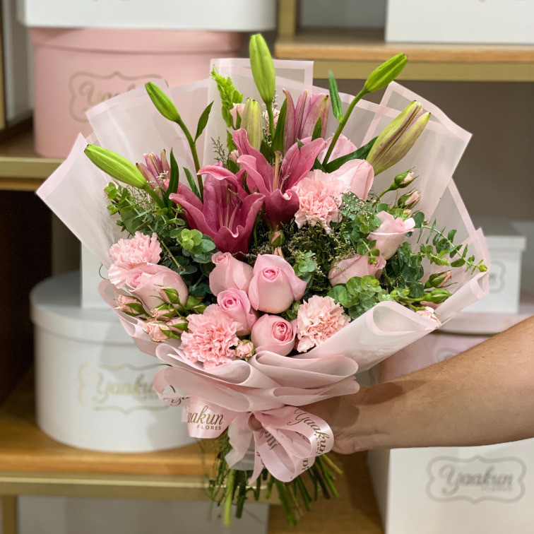 Bouquet con 12 rosas rositas, lilis, claveles y follajes