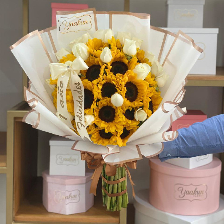 BOUQUET CON 20 GIRASOLES Y 24 ROSAS BLANCAS CON MOÑO Y PAPEN COREANO