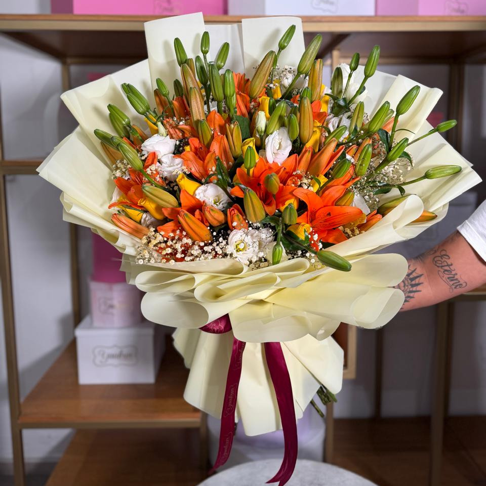 Bouquet con 20 lilis, lisianthus y 24 rosas con gypso