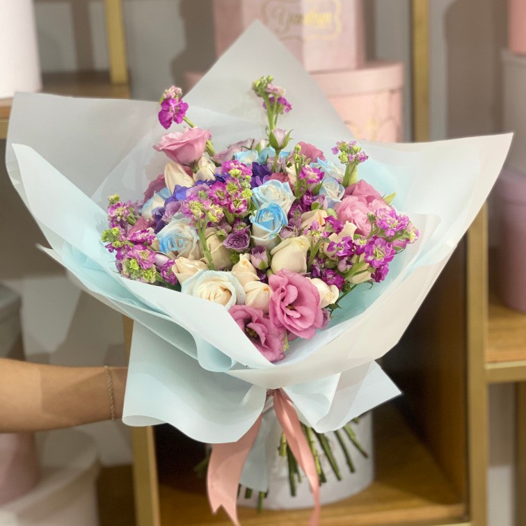 BOUQUET CON 24 ROSAS, LISIANTHUS Y MANTHIOLA, HORTENCIA Y BABY ROSE SEN PAPEL COREANO