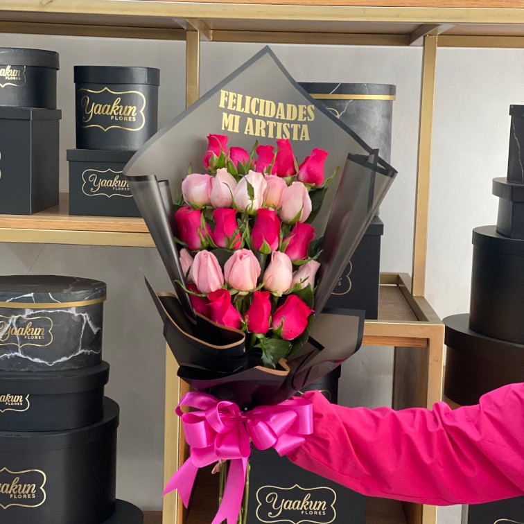 Bouquet con 25 rosas fucsia y rositas con papel coreano