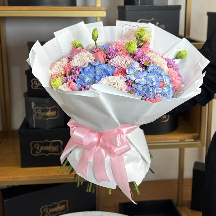 Bouquet con hortensias azules & y rosas rositas