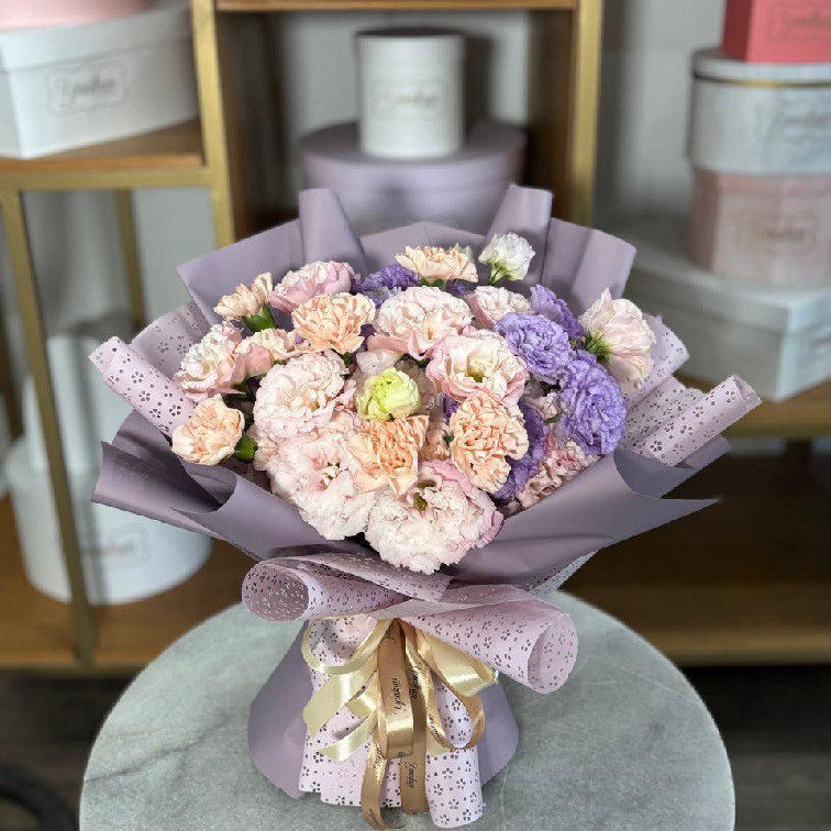 Bouquet con lisianthus y clavel con papel coreano