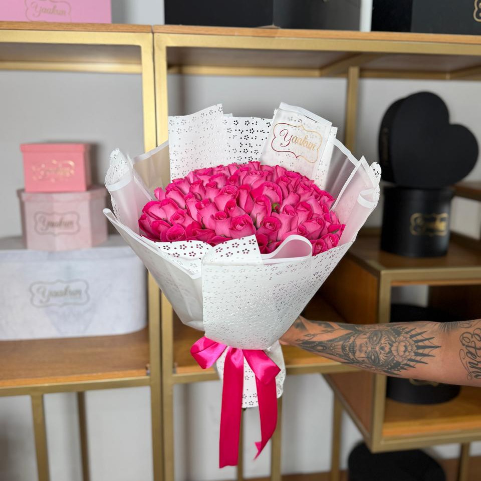 Bouquet de 75 rosas fucsias con papel blanco