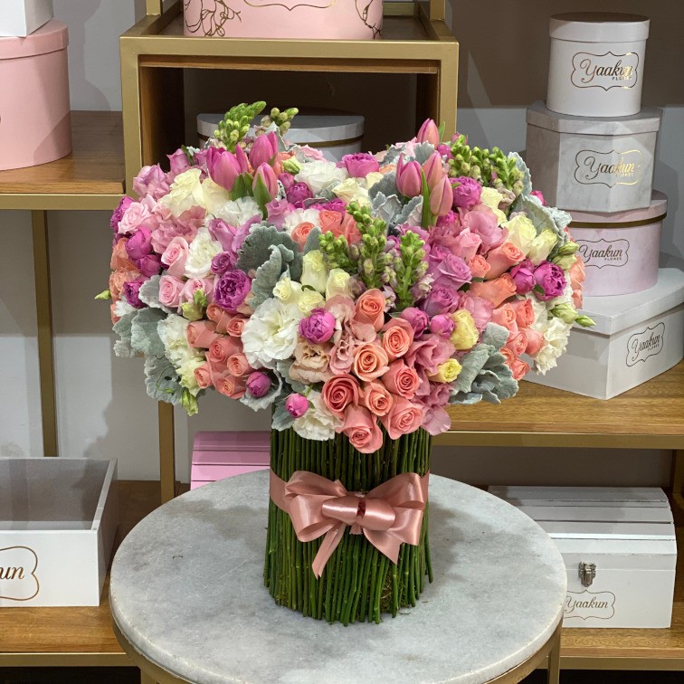 BOUQUET DE CORAZON CON FLORES FINAS