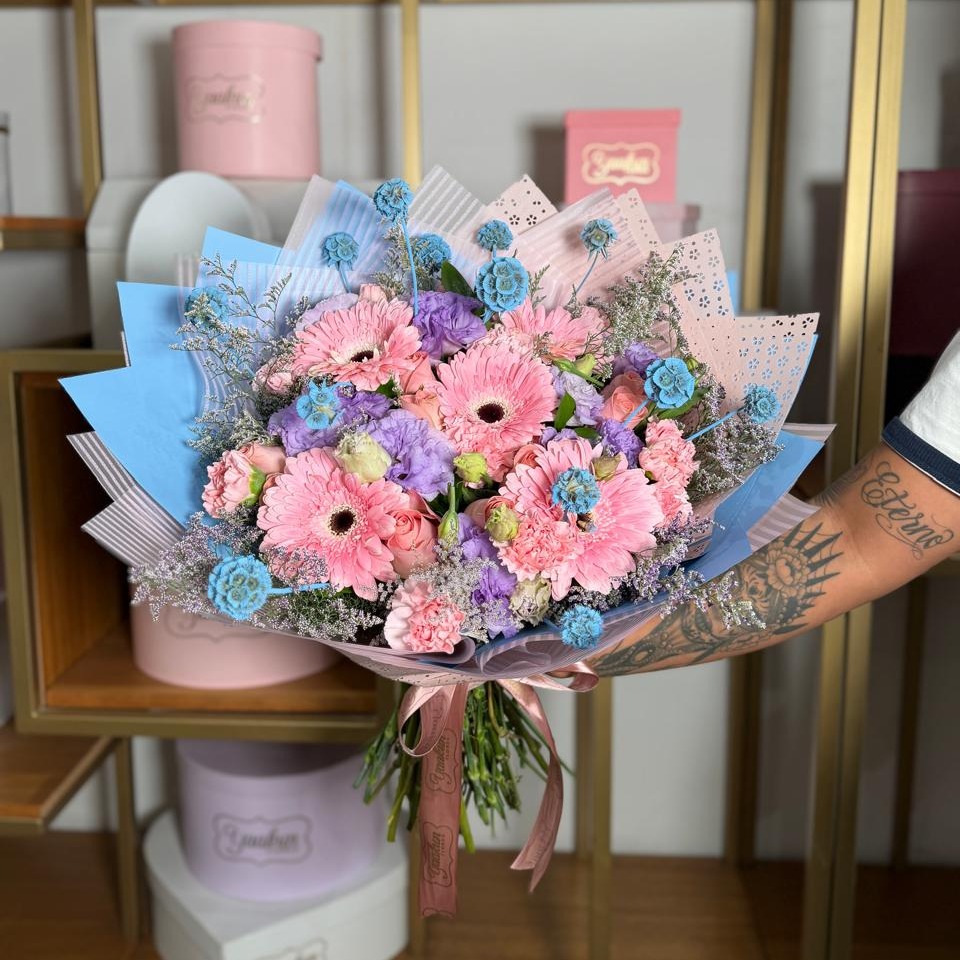 Bouquet de gerberas y follajes azules y lilas