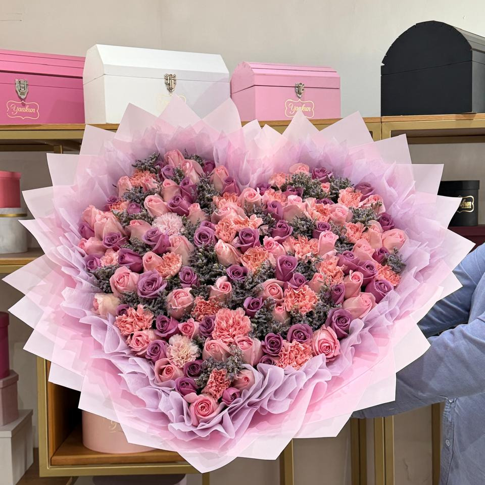 Bouquet en forma de corazon de100 rosas, clavel y caspia con papel coreano y pellon