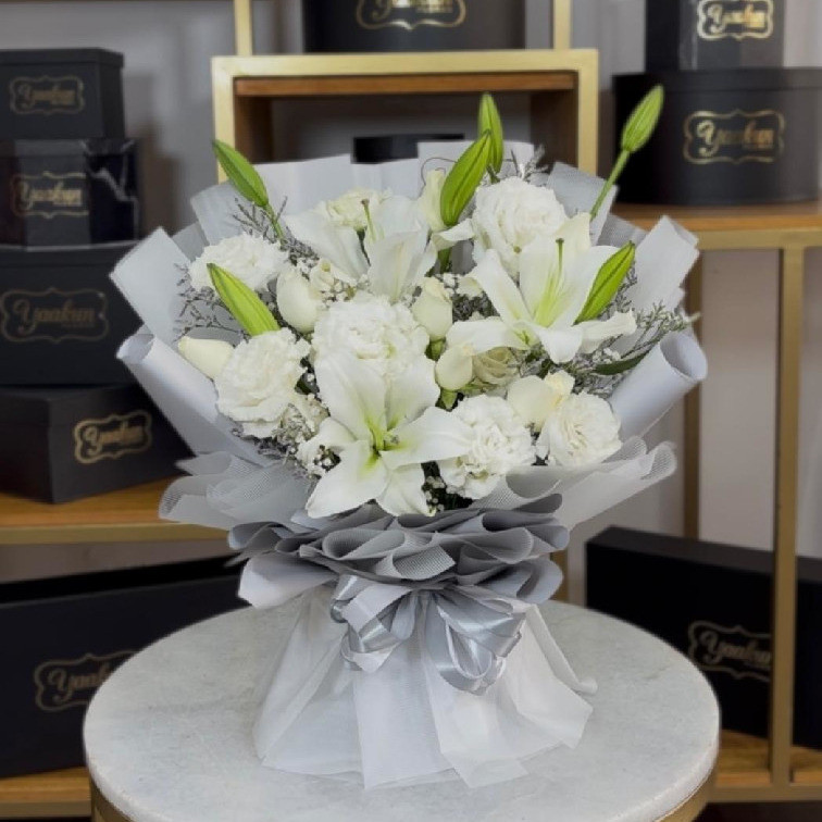 BOUQUET EN TONOS BLANCOS CON LISIANTHUS Y CASABLANCA, ROSAS, CASPIA Y GYPSO