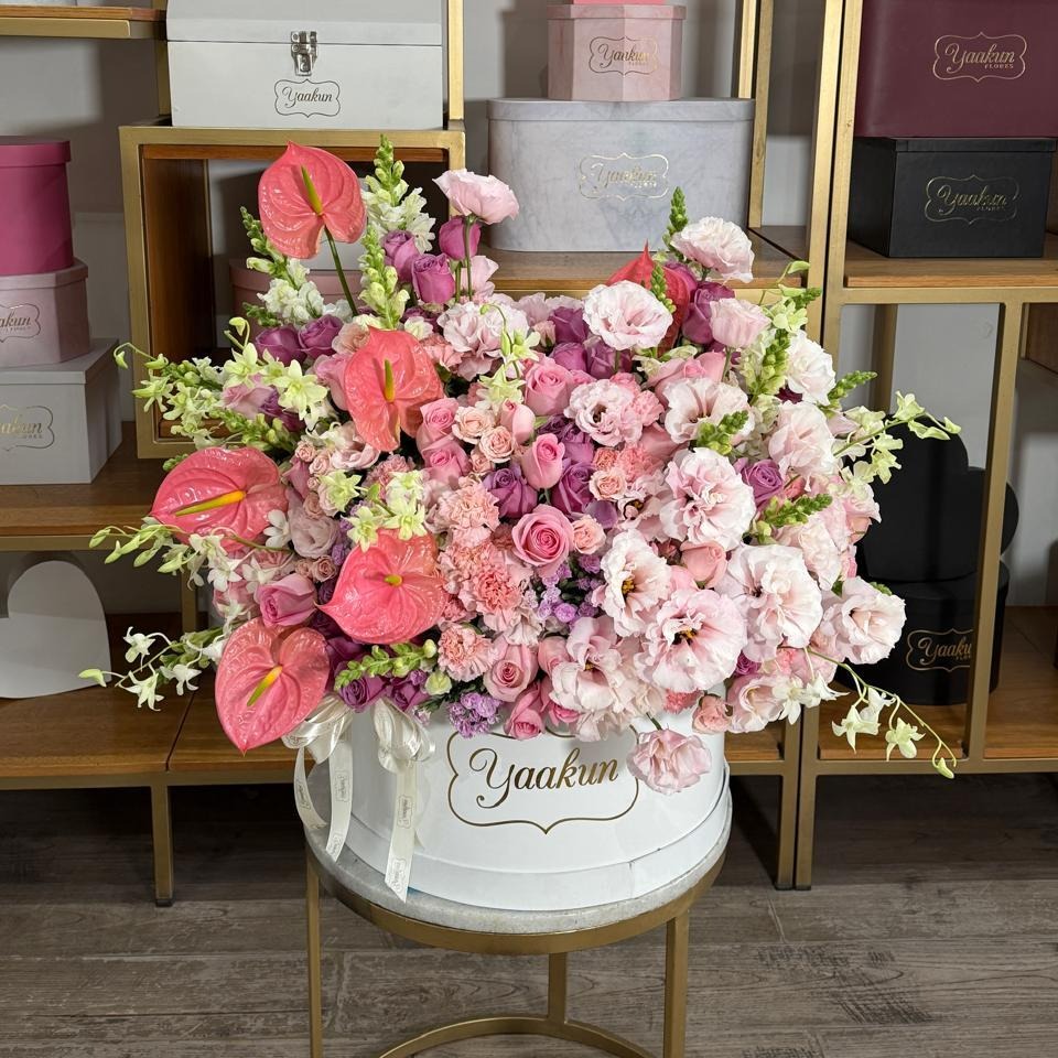 Caja blanca con 150 rosas dendrovuim y anturios